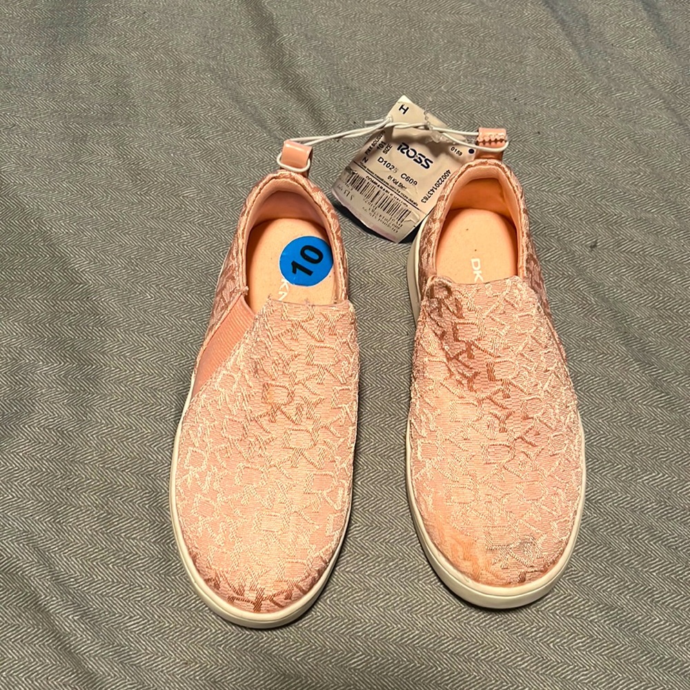 Pink shoes size 10 new in original condition